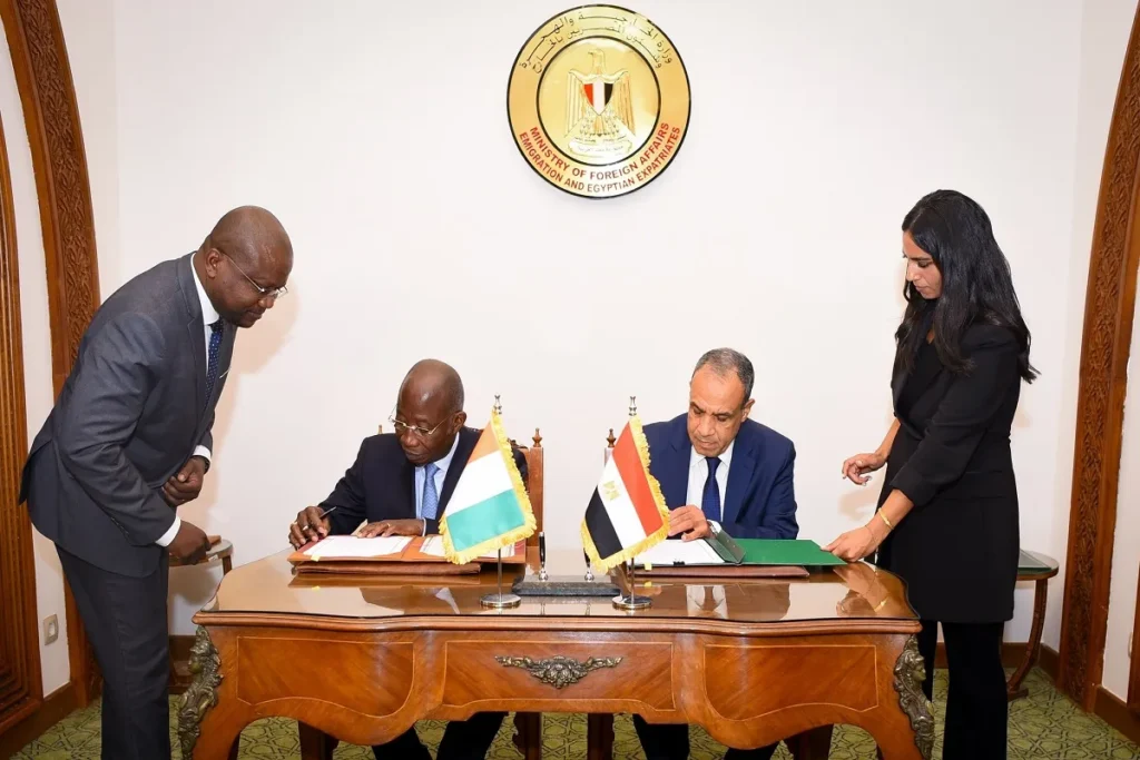حول جولة المشاورات الثالثة .. وزيري الخارجية المصري والإيفواري وتوقيع الاتفاق