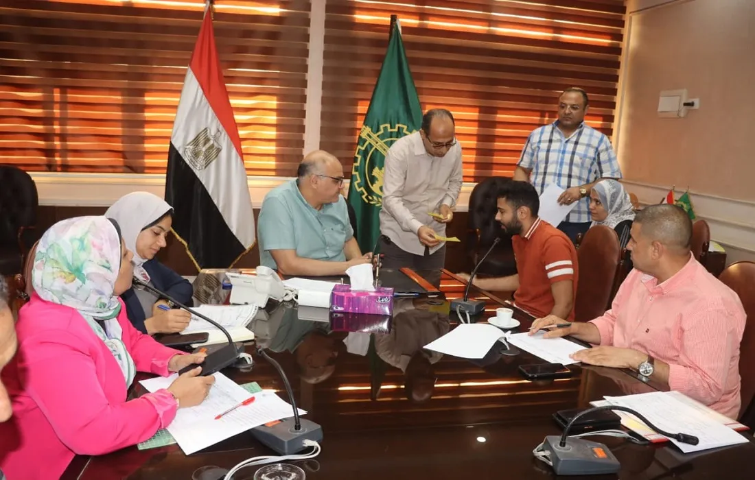 اجتماع محافظ القليوبية لحل مشكلات المواطنين