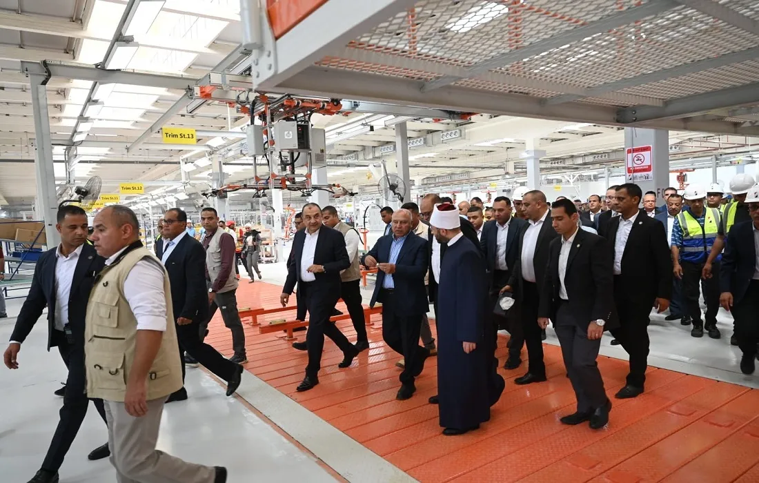 وزير النقل كامل الوزير رفقة عدد من الوزراء بمصانع شركة النصر للسيارات
