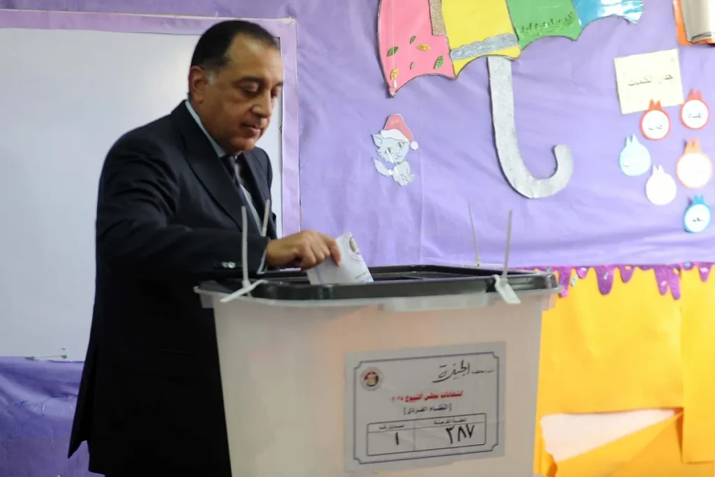 مدبولي يدلي بصوته في انتخابات مجلس الشيوخ