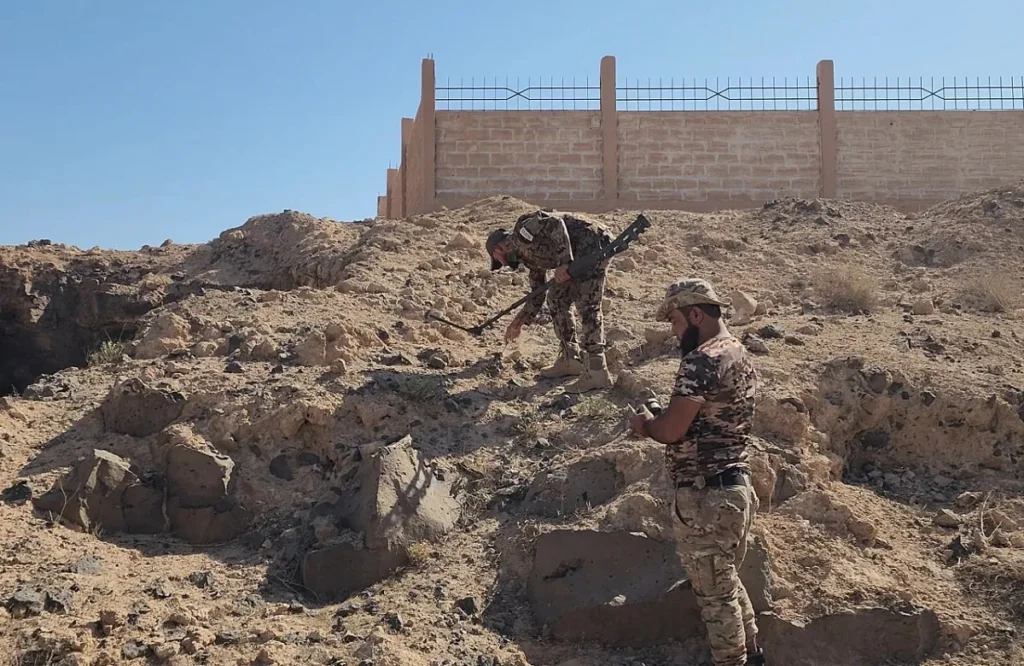 عناصر الفرقة 66 من الجيش السوري تقوم بإزالة الالغام