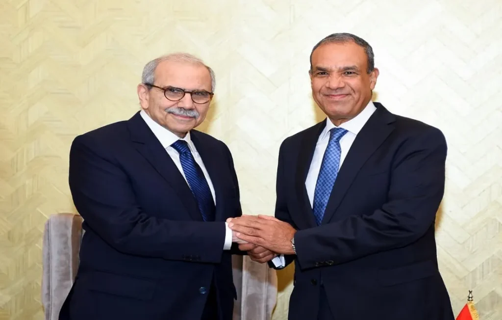 وزير الخارجية يلتقي رئيس وزراء لبنان بمدينة العلمين