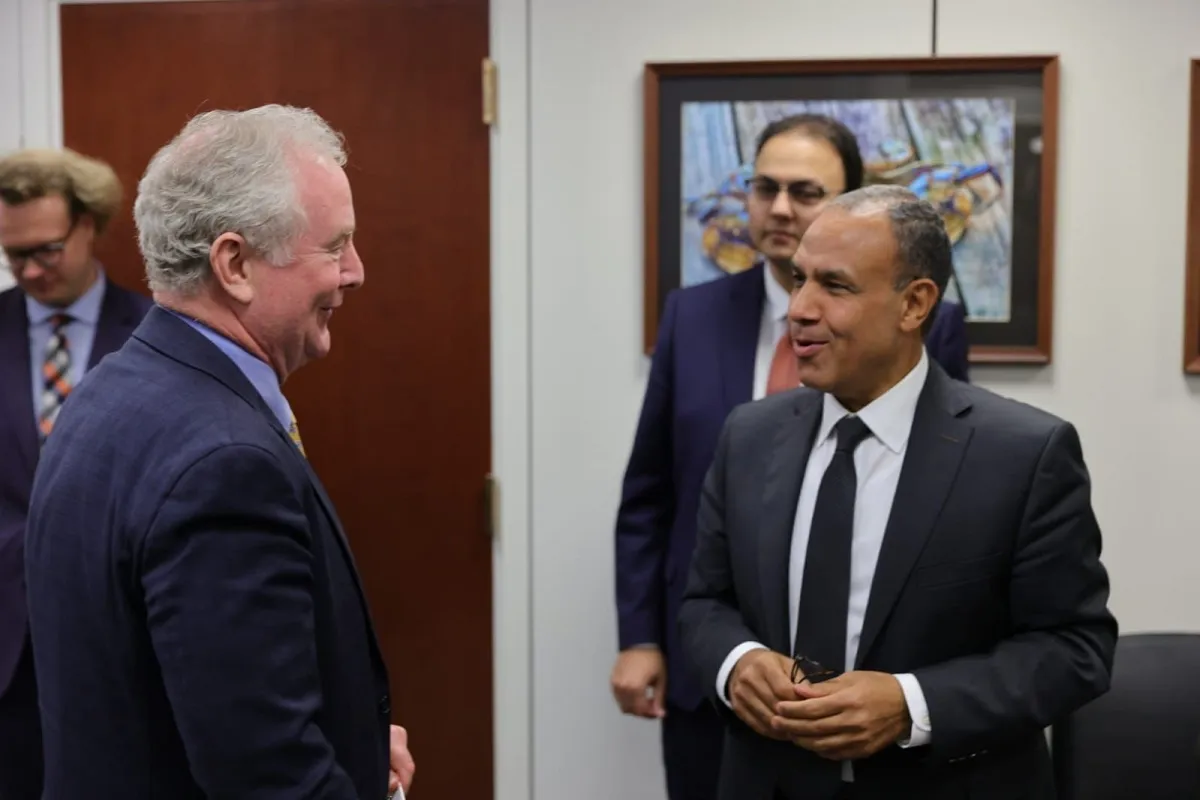 وزير الخارجية المصري يلتقي السيناتور "كريس فان هولن"