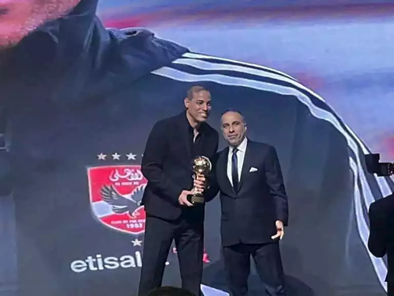 خالد بيبو نجم النادي الأهلي السابق خلال حفل جوائز " دي جيست "