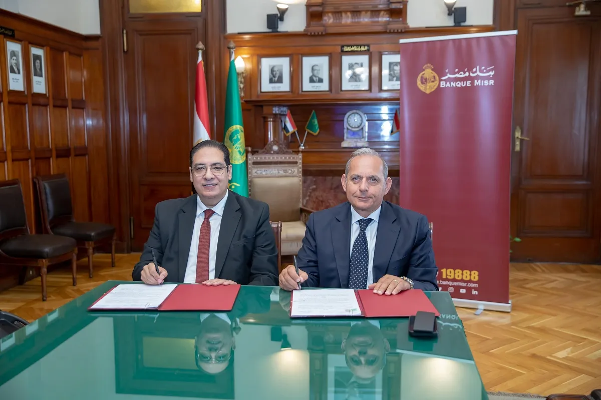 رئيس بنك مصر ورئيس جامعة القاهرة أثناء توقيع البروتوكول