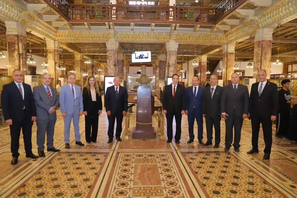 صورة تذكارية بعد توقيع البروتوكول