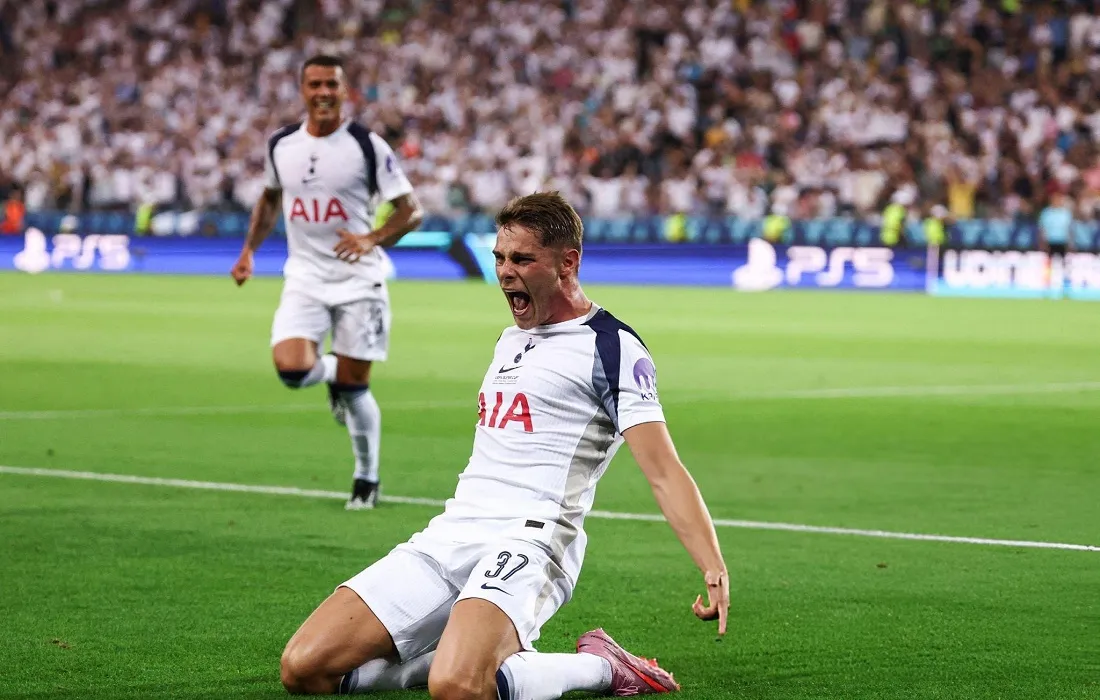 فرحة لاعبي توتنهام بهدف في شباك باريس سان جيرمان