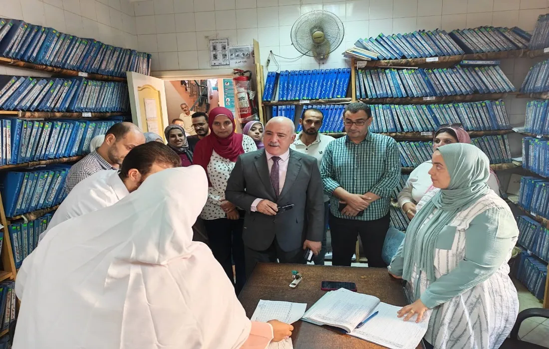 وكيل وزارة الصحة بالقليوبية أثناء زيارته لشبلنجة
