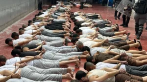 انتهاكات صارخة بحق الأسرى الفلسطينيين بسجن النقب - أرشيفية