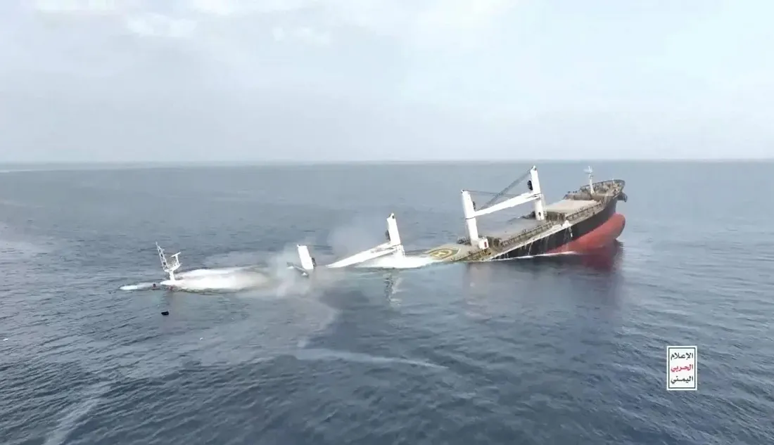 اليمن يطالب بتحرك دولي .. وفي الصورة غرق سفينة شحن بالبحر الأحمر بعد مهاجمتها (رويترز)