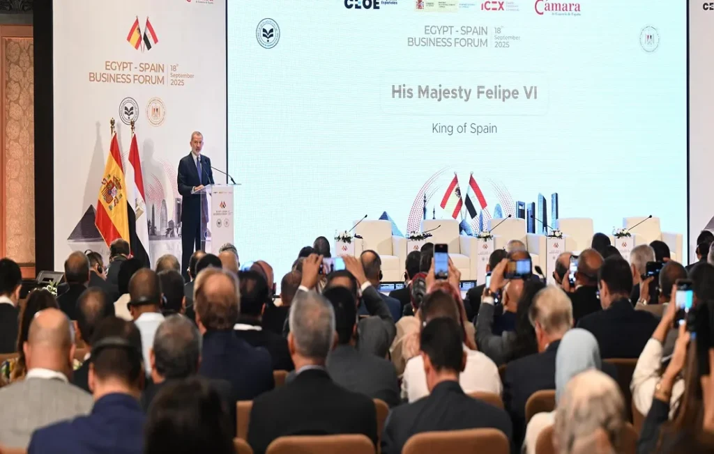 أثناء إلقاء الملك فيليبي السادس ملك إسبانيا كلمته خلال الملتقى