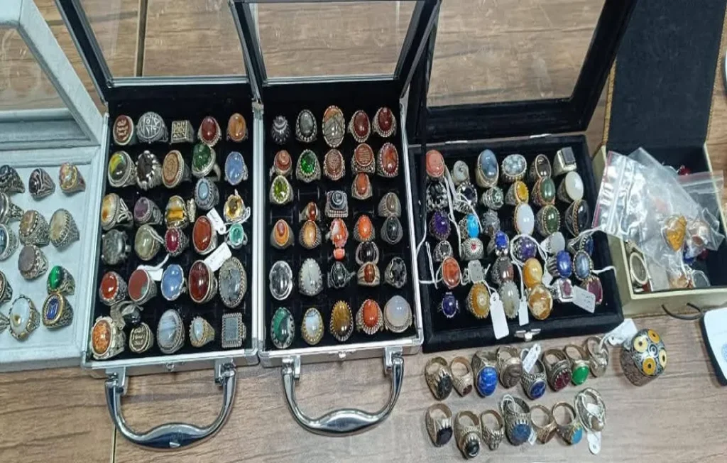 ضبط راكب بمشغولات وأحجار كريمة