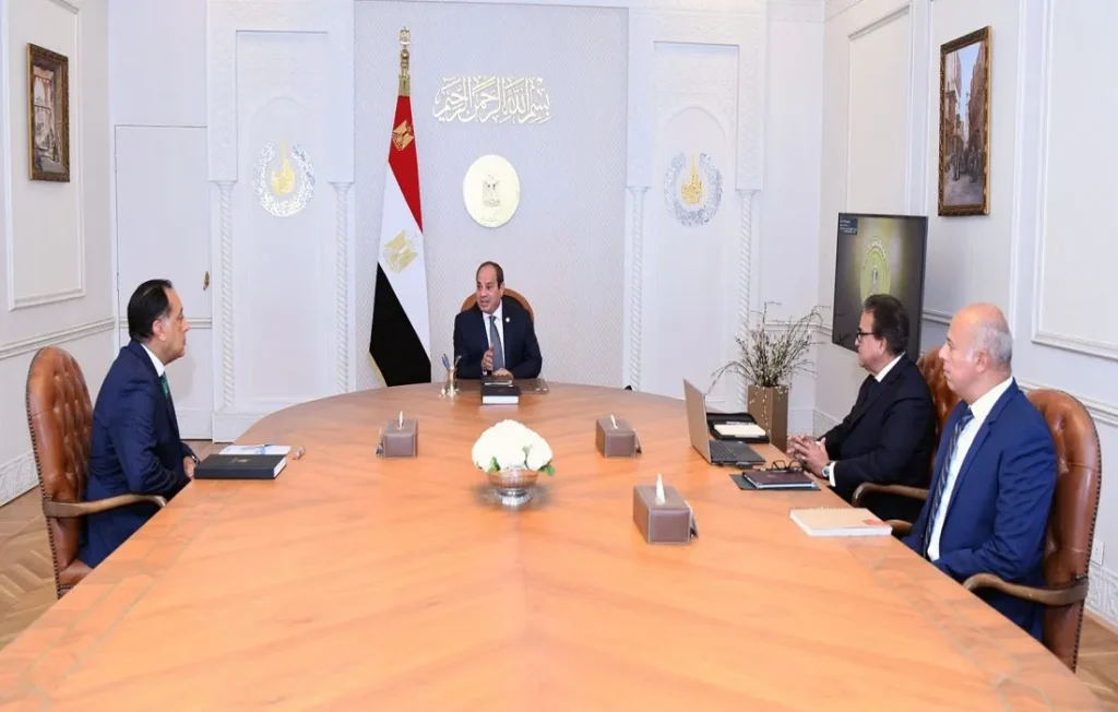 اجتماع الرئيس المصري مع رئيس الوزراء ووزير الصحة