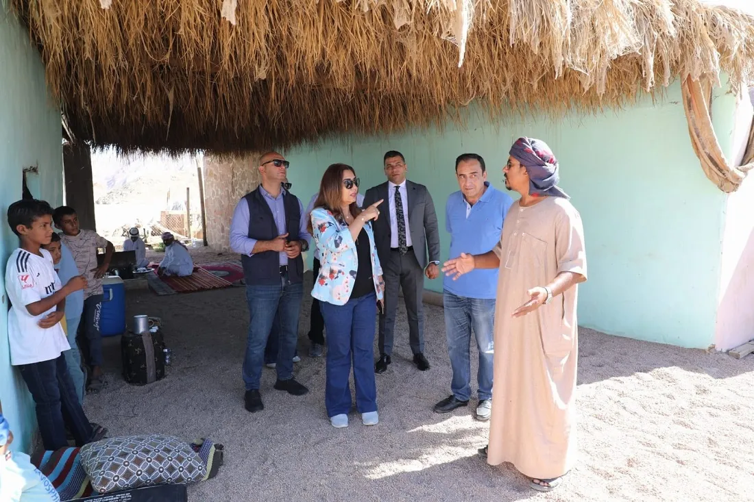 الدكتورة منال عوض خلال لقاؤها مع أهالي وادي مجيرح بدهب