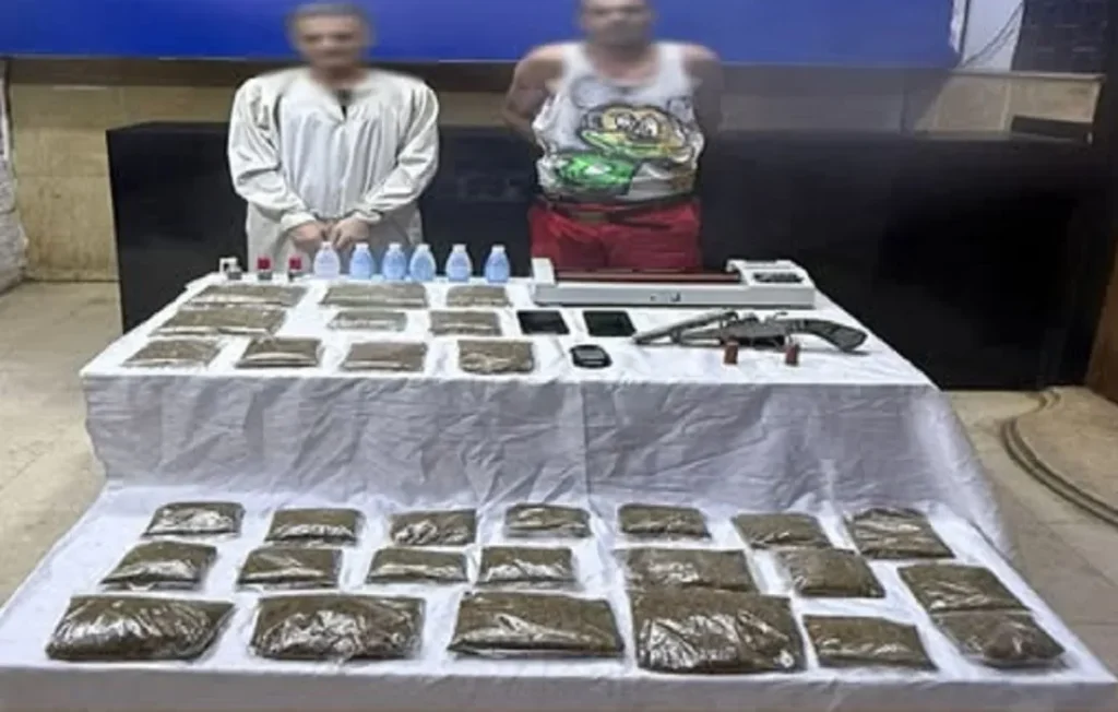 متهمان وبعض العناصر المضبوطة