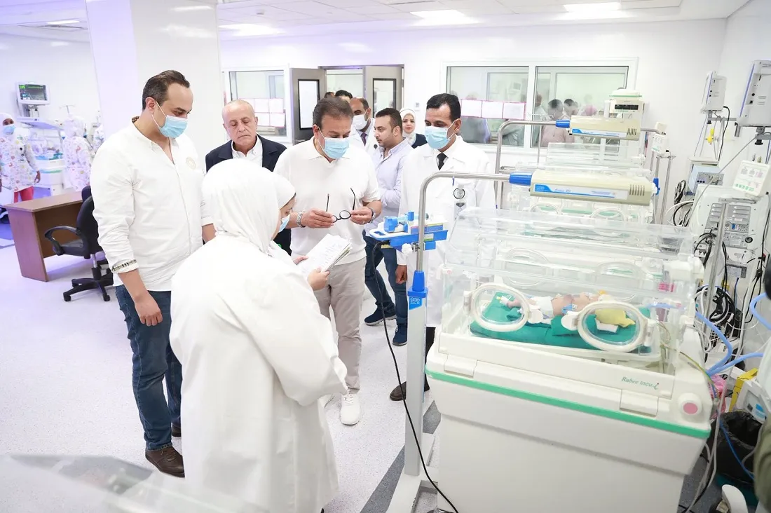 جولة وزير الصحة في إحدى مستشفيات حضانات الأطفال المبتسرين