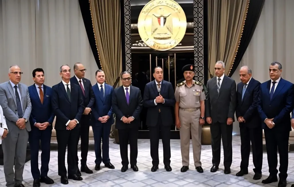 صورة تذكارية مع رئيس مجلس الوزراء للأمين الجديد والسابق للمجلس