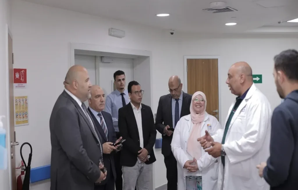 وكيل وزارة الصحة بالقليوبية ومرافقوه داخل قسم الحروق بمستشفى الناس