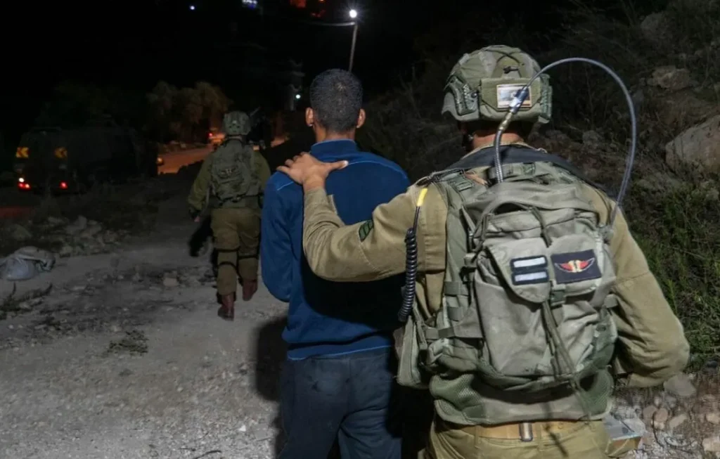 قوات الاحتلال الإسرائيلي تعتقل عددا من الشبان الفلسطينيين