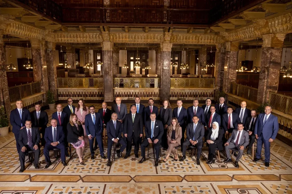 صورة تذكارية للعاملين ببنك مصر