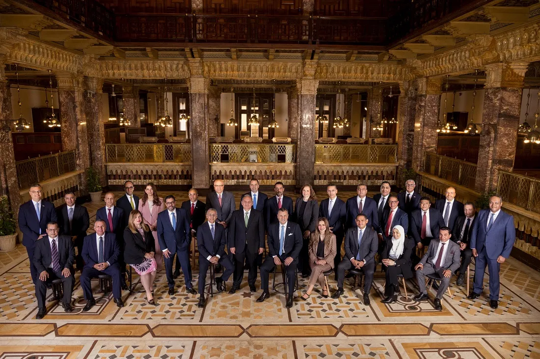 صورة تذكارية للعاملين ببنك مصر