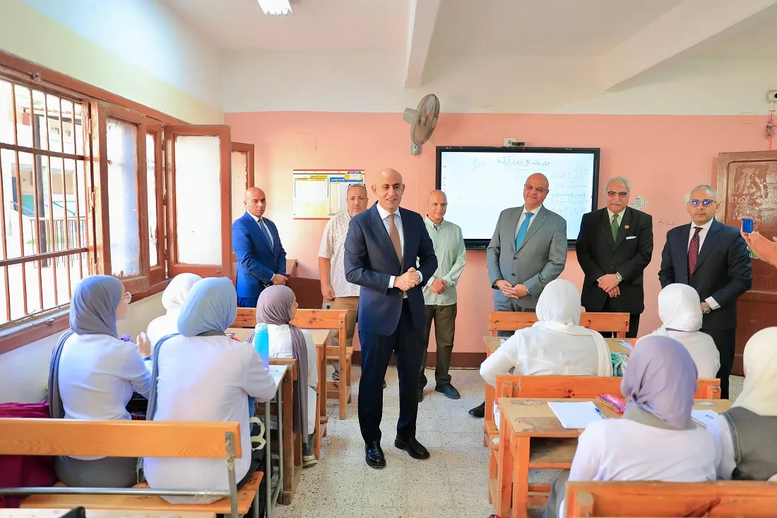 وزير التعليم خلال جولته بأحد المدارس برفقة محافظ القليوبية
