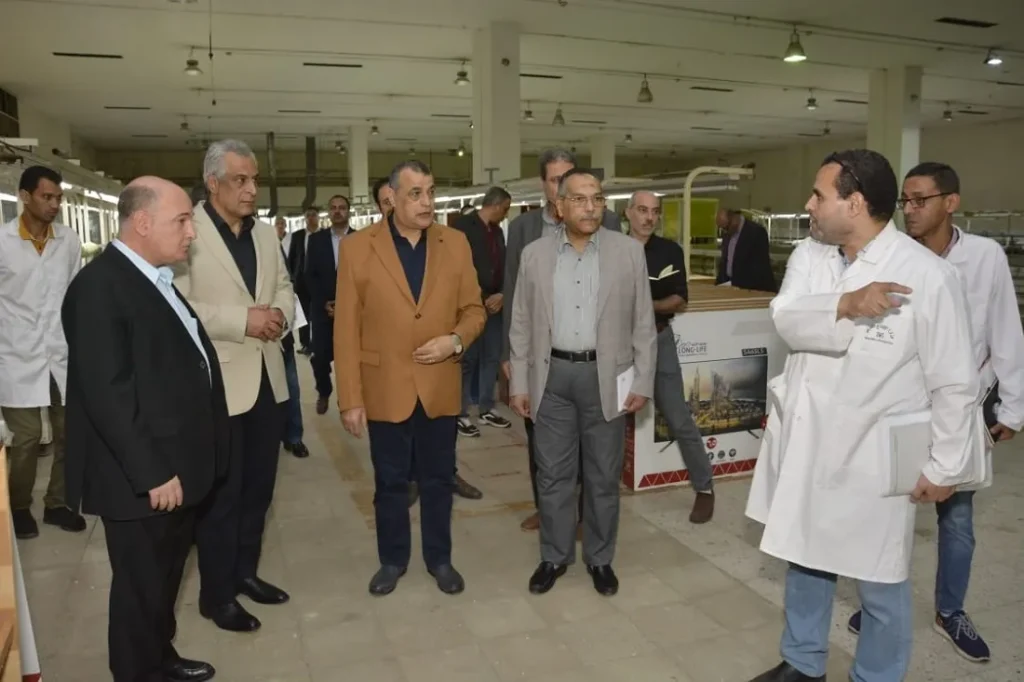 جولة وزير الإنتاج الحربي بشركة بنها للصناعات الإلكترونية