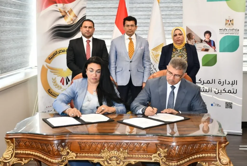 أثناء توقيع مذكرة التفاهم بين الشباب والرياضة ومؤسسة الجمهورية الجديدة