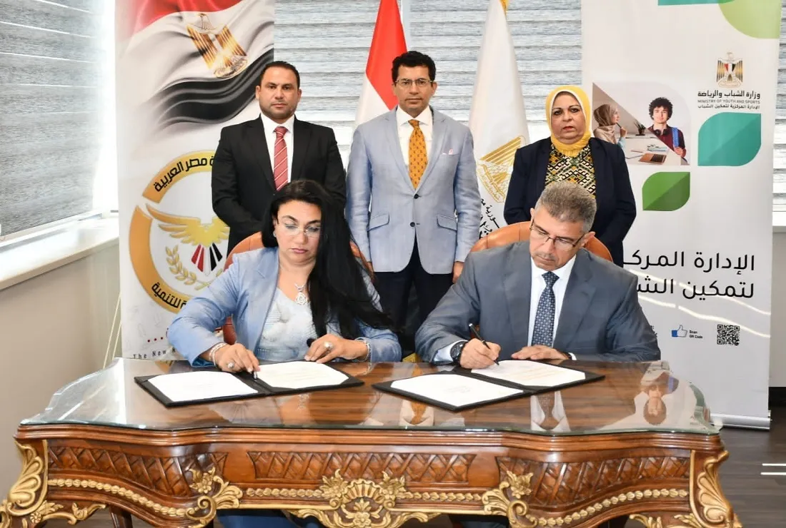 أثناء توقيع مذكرة التفاهم بين الشباب والرياضة ومؤسسة الجمهورية الجديدة