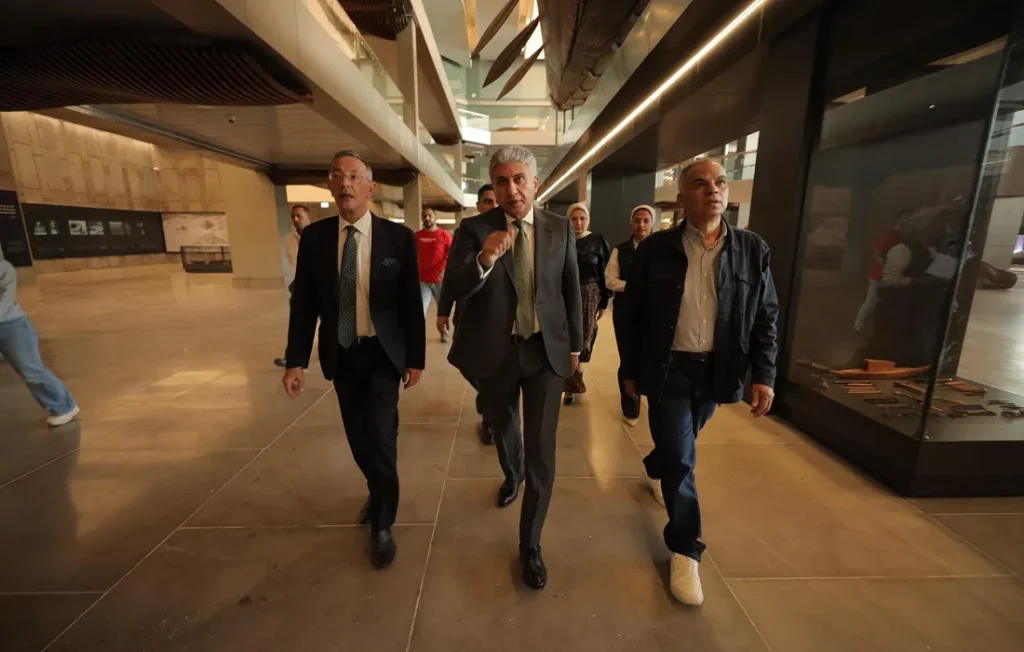 وزير الثقافة خلال تفقده الاستعدادات لافتتاح المتحف المصري الكبير