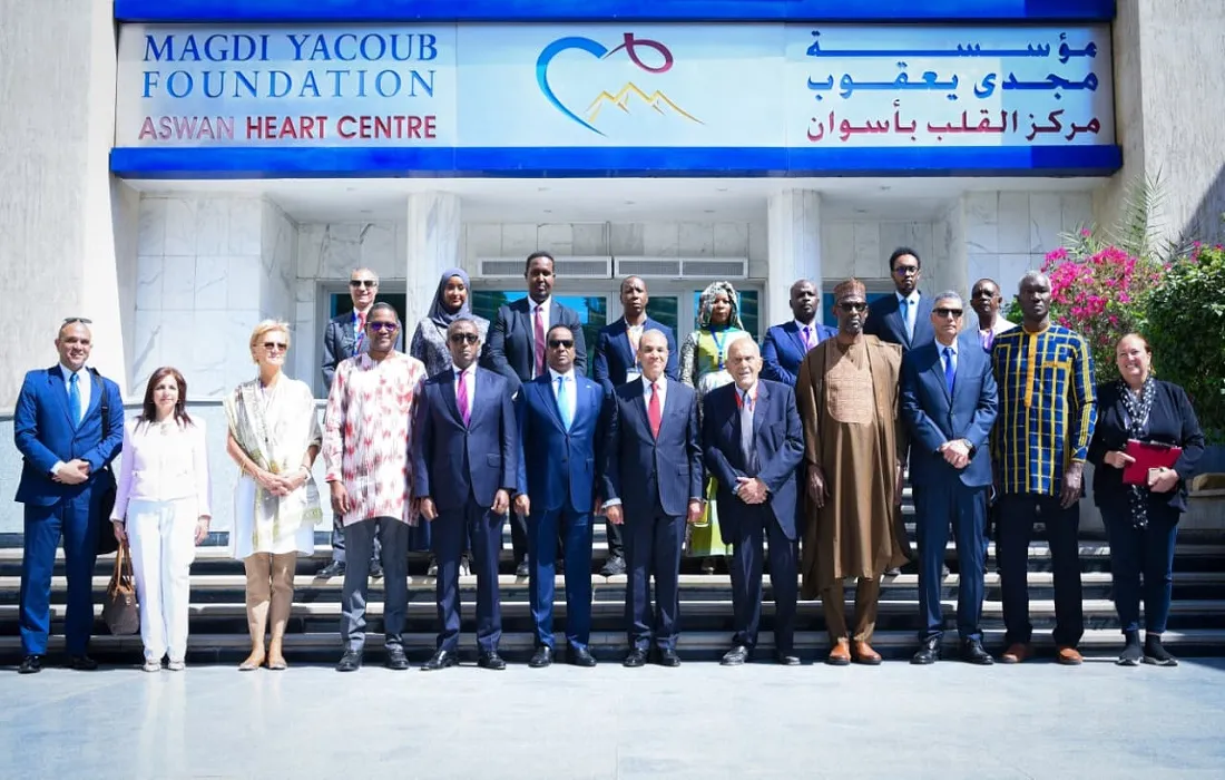 زيارة رفيعة المستوى لوزراء أفارقة لمركز البروفسور د. مجدي يعقوب في صورة تذكارية