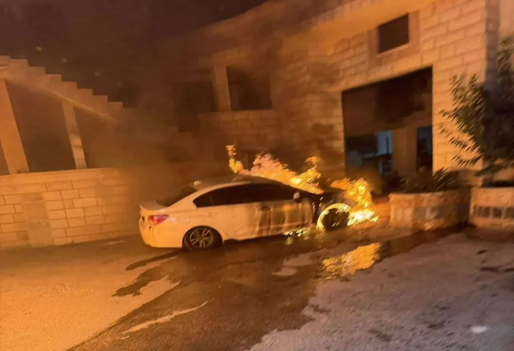 مستوطنون يضرمون النيران في مركبات الفلسطينيين