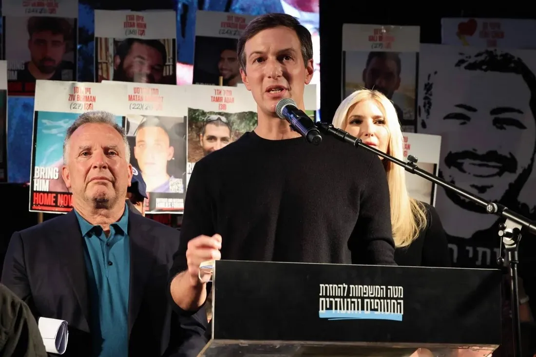 رجل الأعمال الأميركي جاريد كوشنر (وسط الصورة) وخلفه زوجته إيفانكا ترمب والمبعوث الأميركي الخاص ستيف ويتكوف (أ.ف.ب)