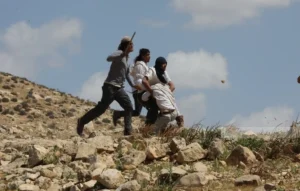 المستعمرون اليهود في حالة هجوم على مزارع فلسطيني بالضفة الغربية – صورة أرشيفية من وفا