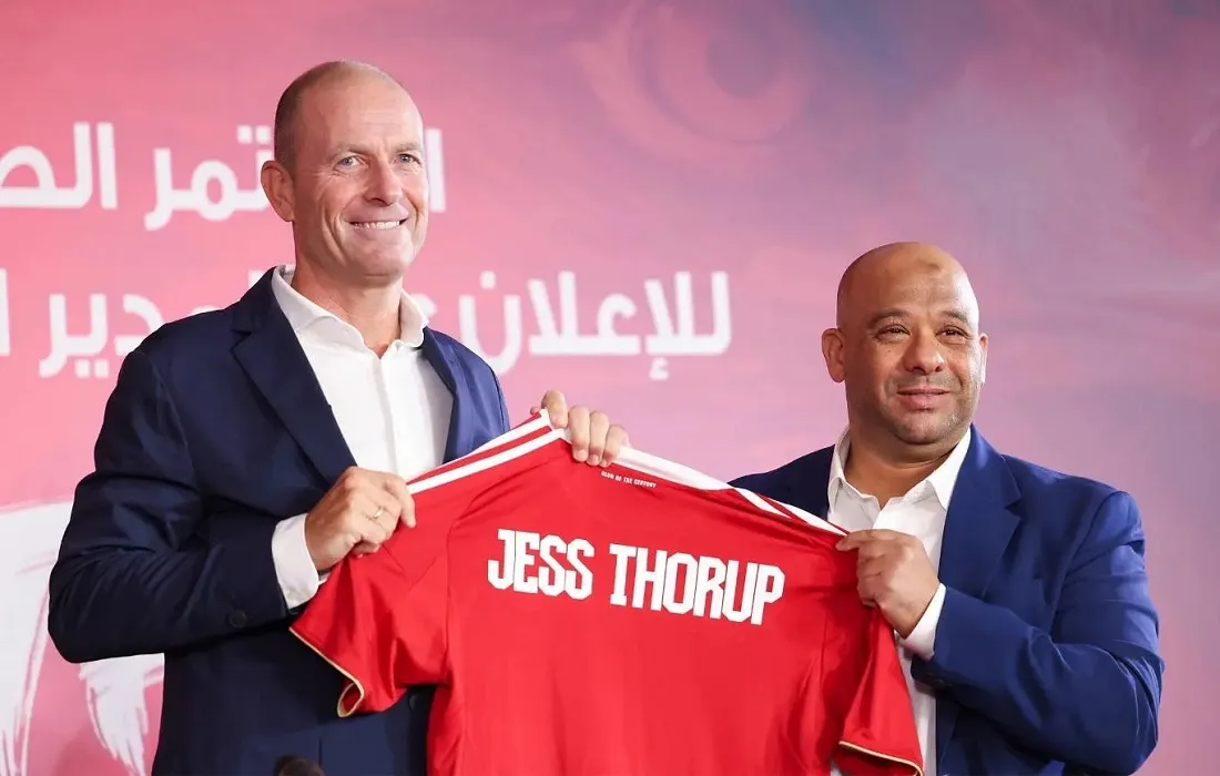 المدير الفني للأهلي الدنماركي ياس سوروب في حفل تقديمه مع النجم وليد صلاح الدين