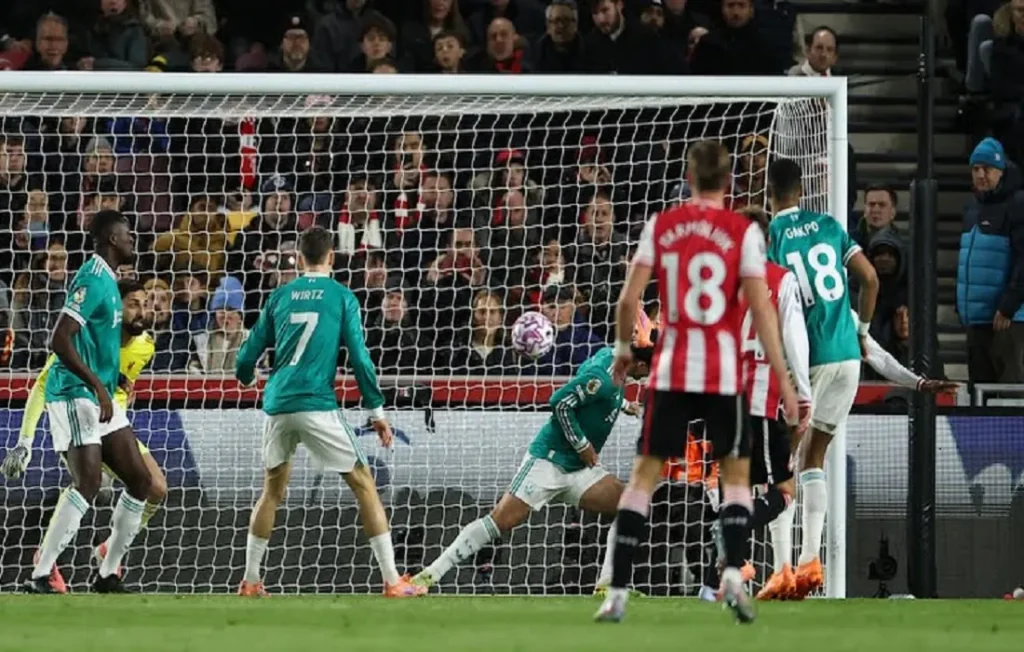 ليفربول وبرينتفورد ( صورة من رويترز)