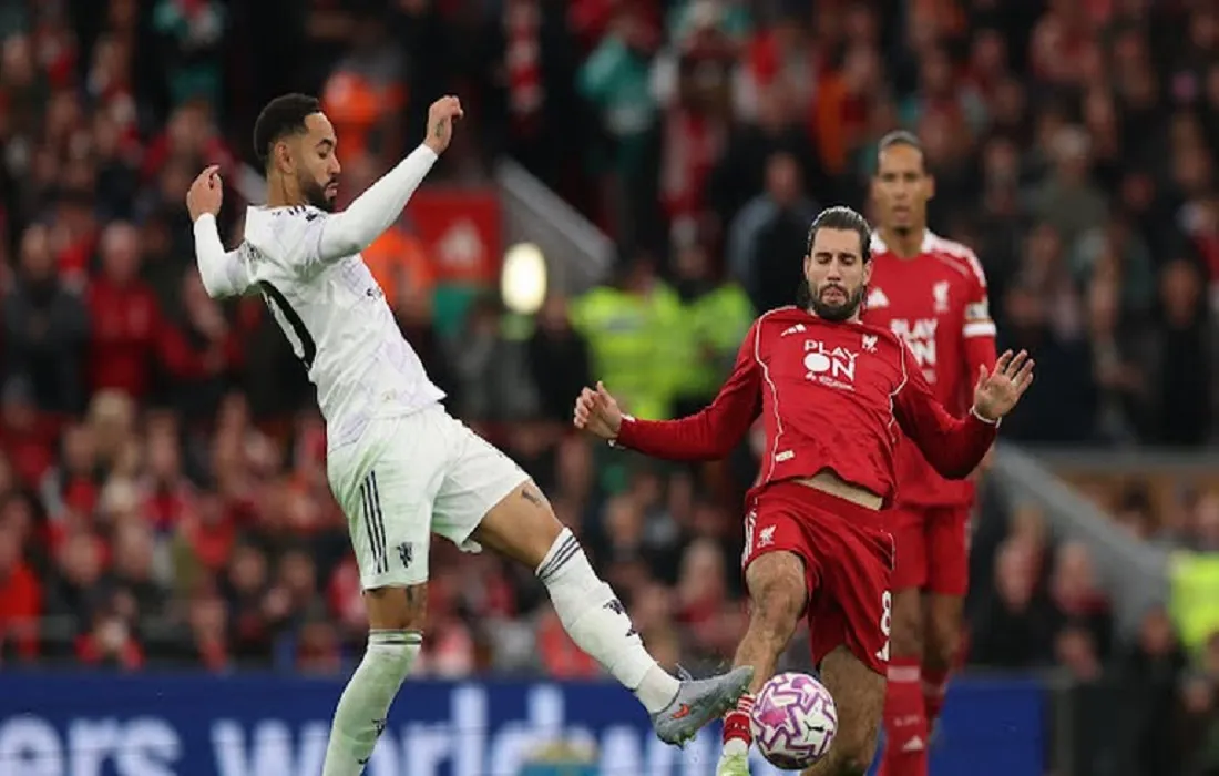 ليفربول ومانشستر يونايتد ( صورة من رويترز )