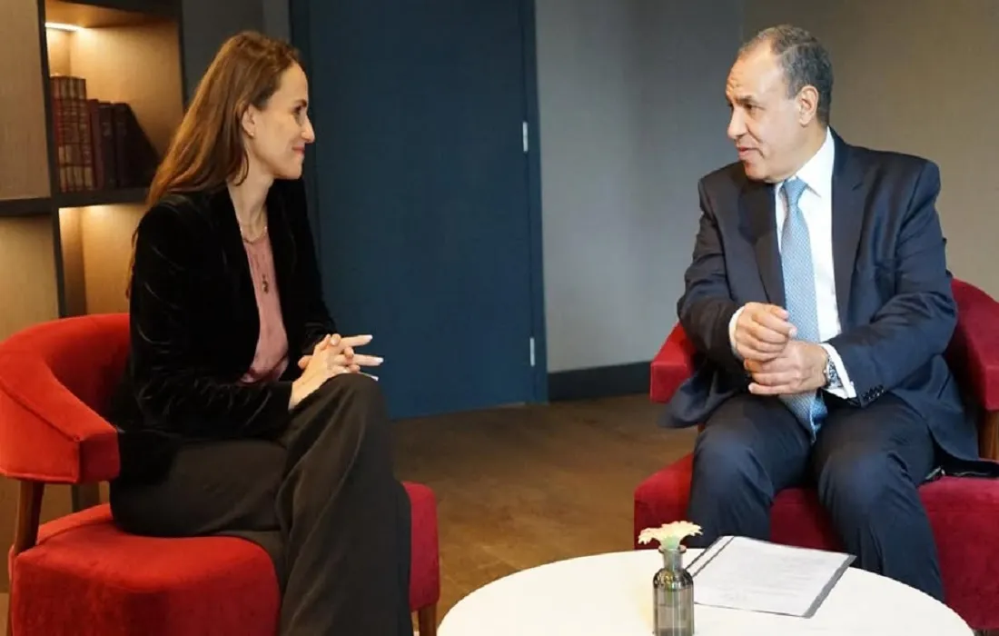 وزير الخارجية يلتقي وزيرة الخارجية الرومانية على هامش قمة مصر والاتحاد الأوروبي في بروكسل