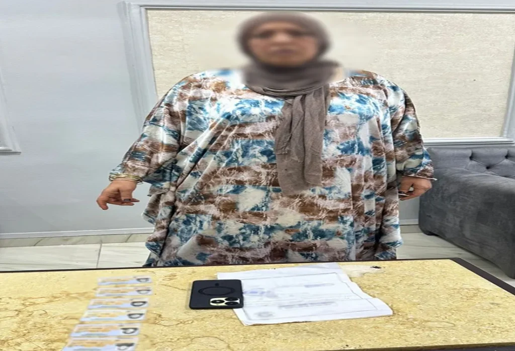 السيدة وأمامها العديد من بطاقات الرقم القومي