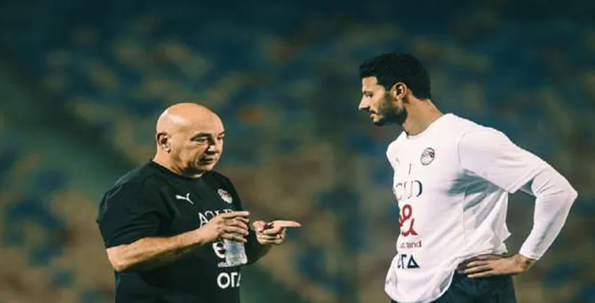 حارس الأهلي ومنتخب مصر العملاق محمد الشناوي وحسام حسن المدير الفني للمنتخب