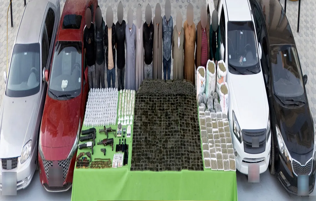 ضبط عدد من المتهمين ضمن البؤر الإجرامية وأمامهم جانب من المضبوطات