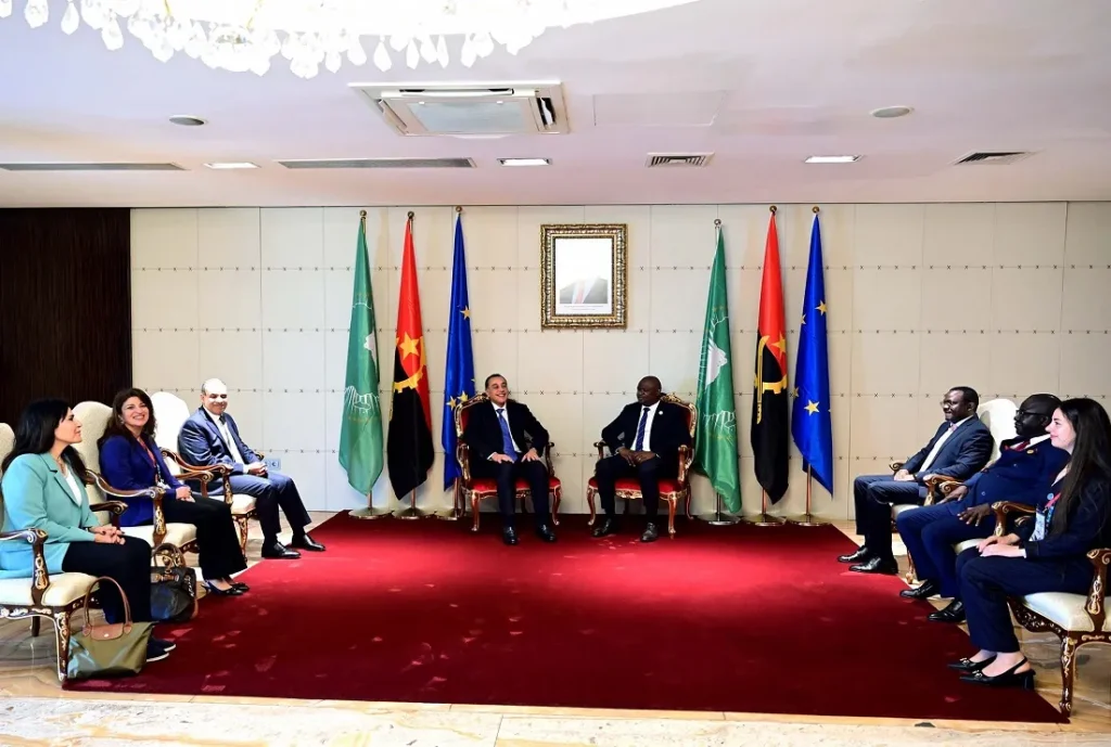 استقبال رئيس الوزراء المصري لدى وصوله العاصمة لواندا