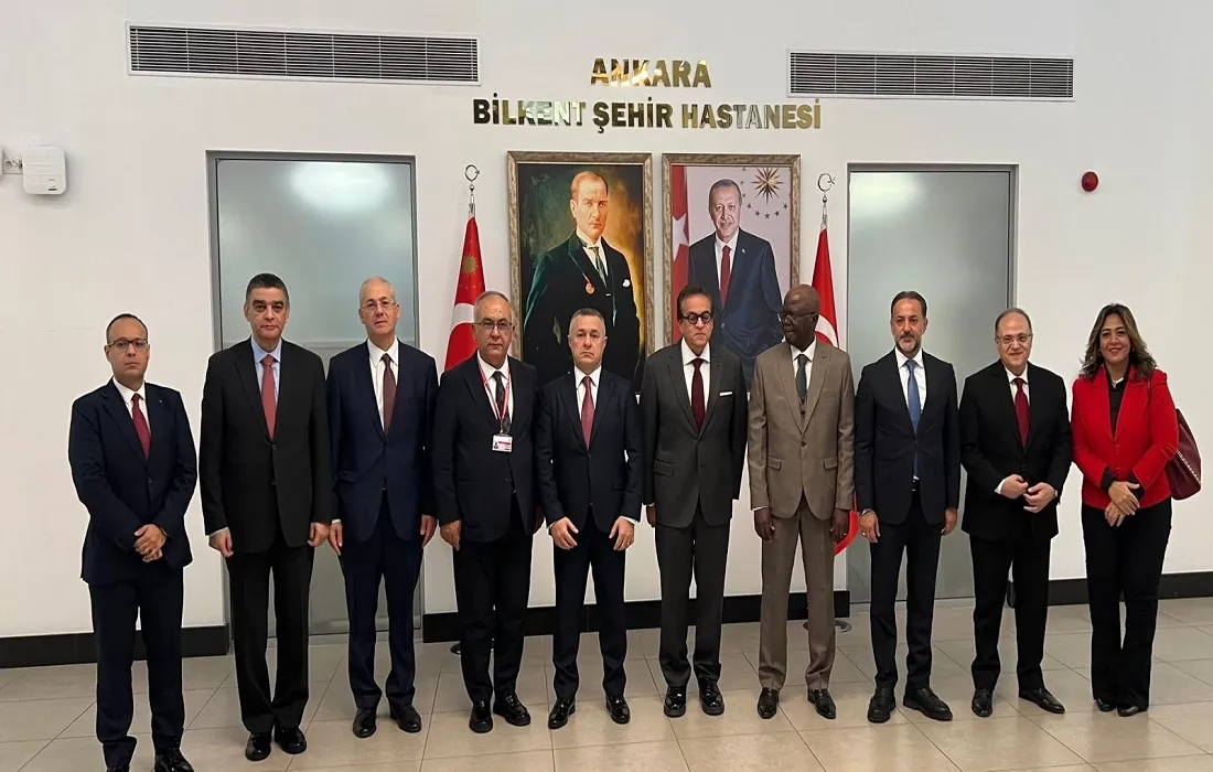 صورة تذكارية تجمع بين الدكتور خالد عبدالغفار وزير الصحة وأطباء مستشفى «أنقرة بيلكنت سيتي»