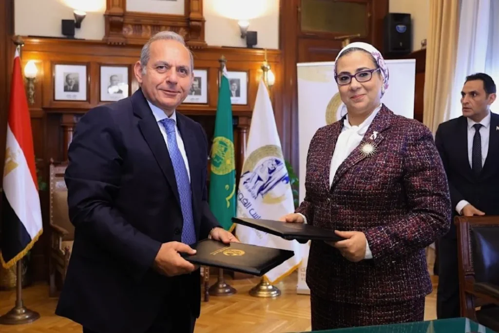 أثناء توقيع البروتوكول بين بنك مصر والمجلس القومي للمرأة