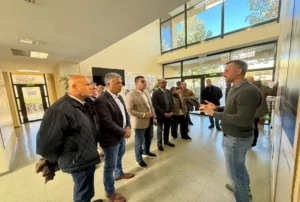 وزير الإسكان خلال زيارته لشركة "أكسيونا " الإسبانية