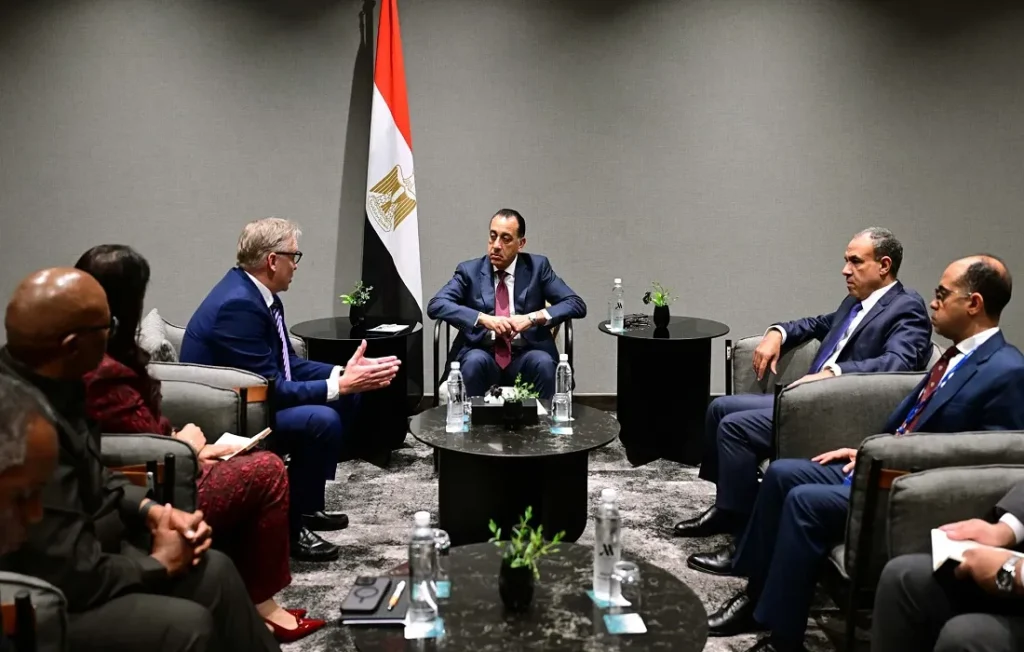 رئيس الوزراء يلتقي مسئولي شركة "أنجلو جولد أشانتي" المستثمرة بمنجم السكري للذهب