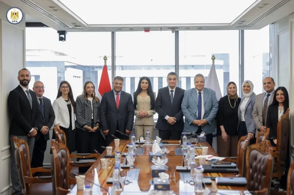 مسئولي هيئة الشراء الموحد ومسئولي شركة "أورجانون" الأمريكية في صورة تذكارية