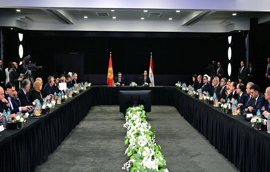 وزير الاقتصاد القيرغيزي بجوار رئيس الوزراء المصري في منتدى الأعمال المصري القيرغيزي