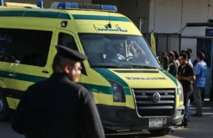 سيارة الإسعاف تحمل القتيل في جريمة القتل المروعة التي حدثت بالدقهلية