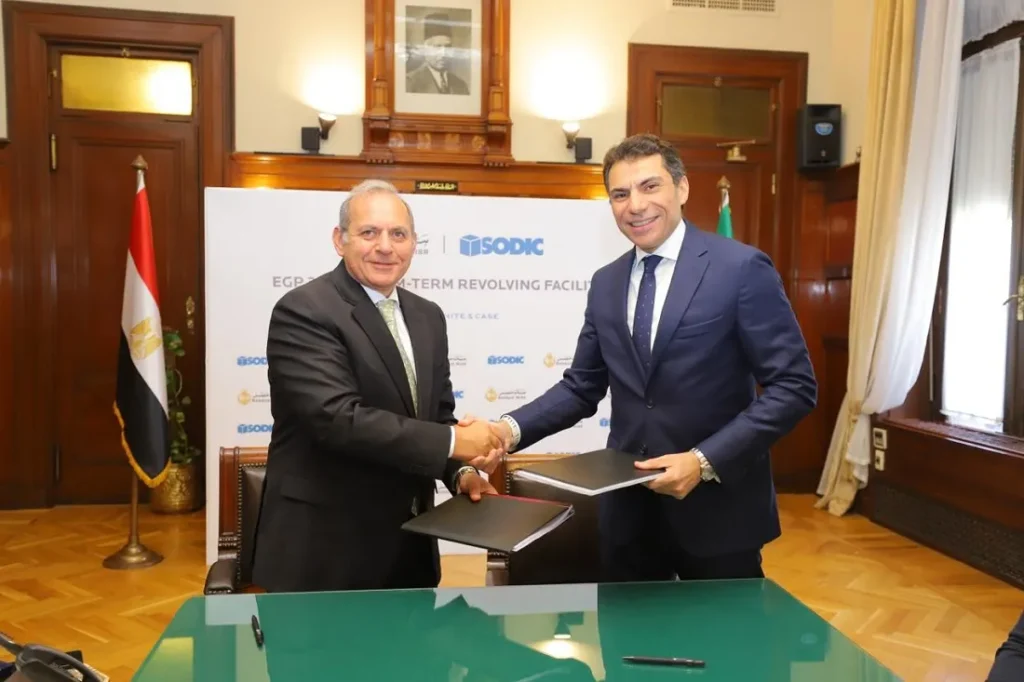 رئيس بنك مصر والمدير العام لمجموعة سوديك أثناء توقيع الاتفاق